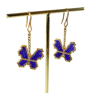 Aretes con dije de mariposa bordada con Delica Miyuki