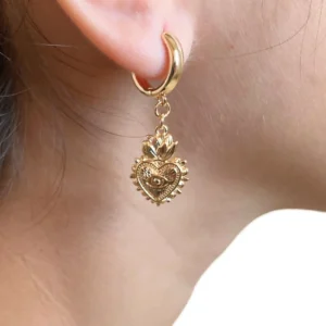 Aretes con dije del Sagrado Corazón