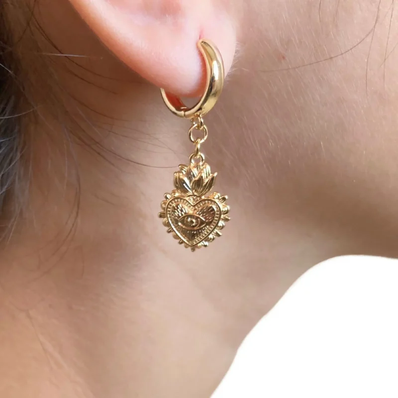 Aretes con dije del Sagrado Corazón