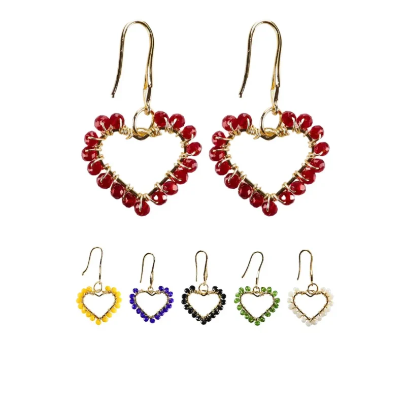 Aretes con forma de corazón bordado con cristales