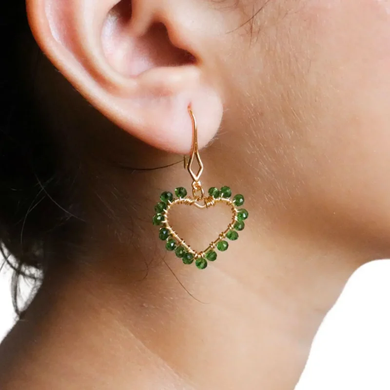 Aretes con forma de corazón bordado con cristales