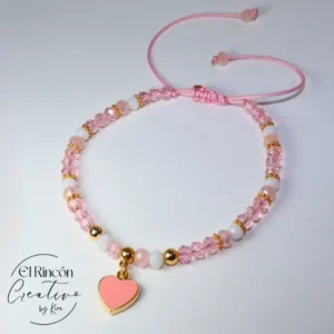 Pulsera de cristales rosados ajustable con componentes de chapa de oro y dije de chapa esmaltado.