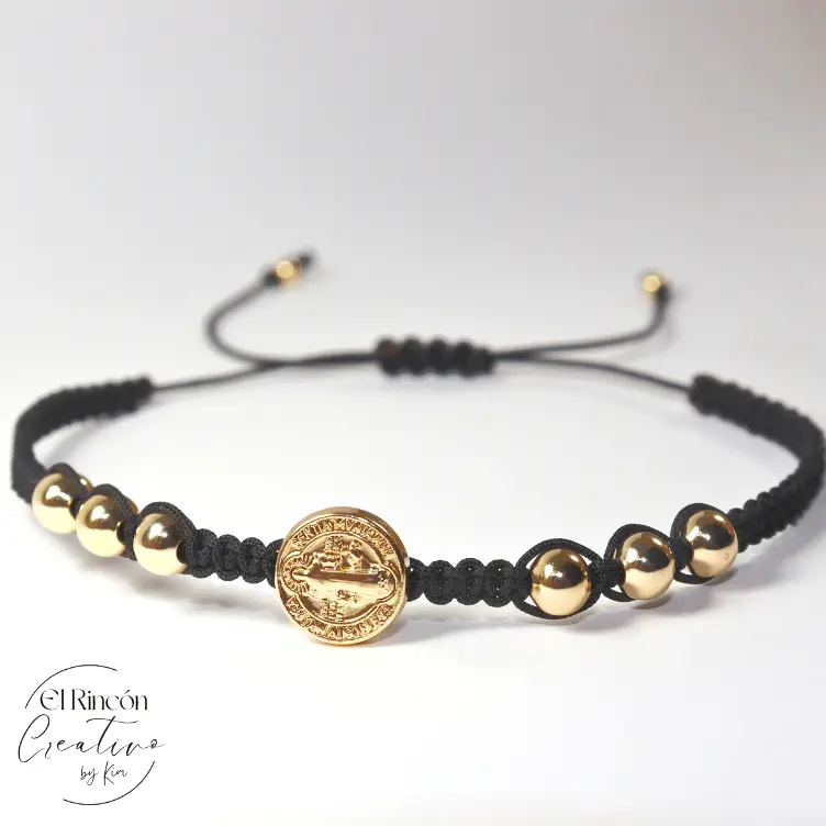 Pulsera tejida con dije de San Benito negra