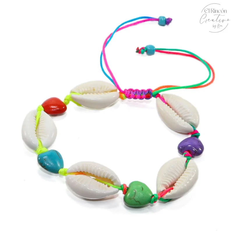 Pulsera con conchas de mar y corazones